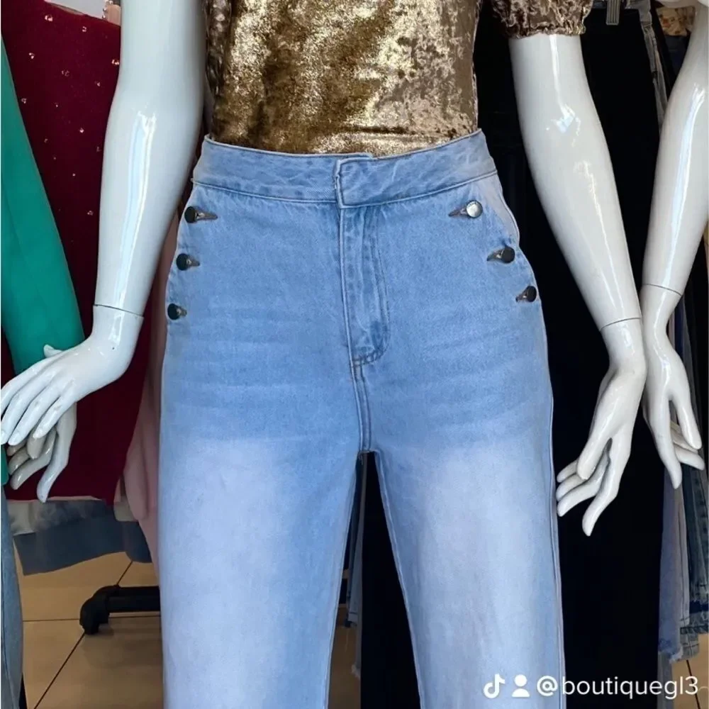 high-waisted straight jean pants.light blue